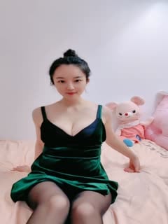 奶子很软的极品小少妇深夜露脸陪狼友发骚，慢慢脱光衣服揉捏骚奶子，粉底刷摩擦奶头刺激，自慰逼逼呻吟好骚第02集