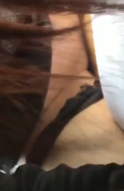 外面阳光明媚就开车载女友兜风到野外车震啪啪