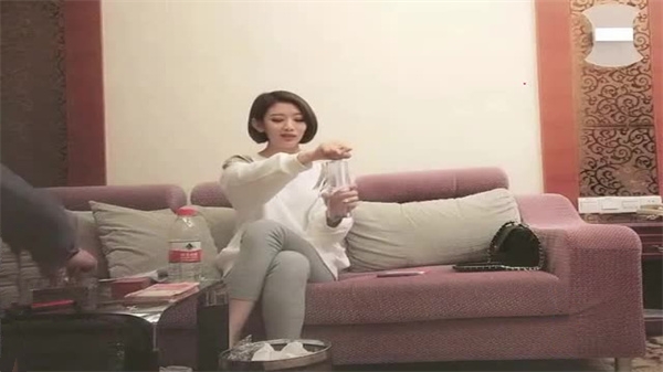 寻花偷拍-大屌魔人高价約了个气质御姐穿上连身网袜装激情啪啪